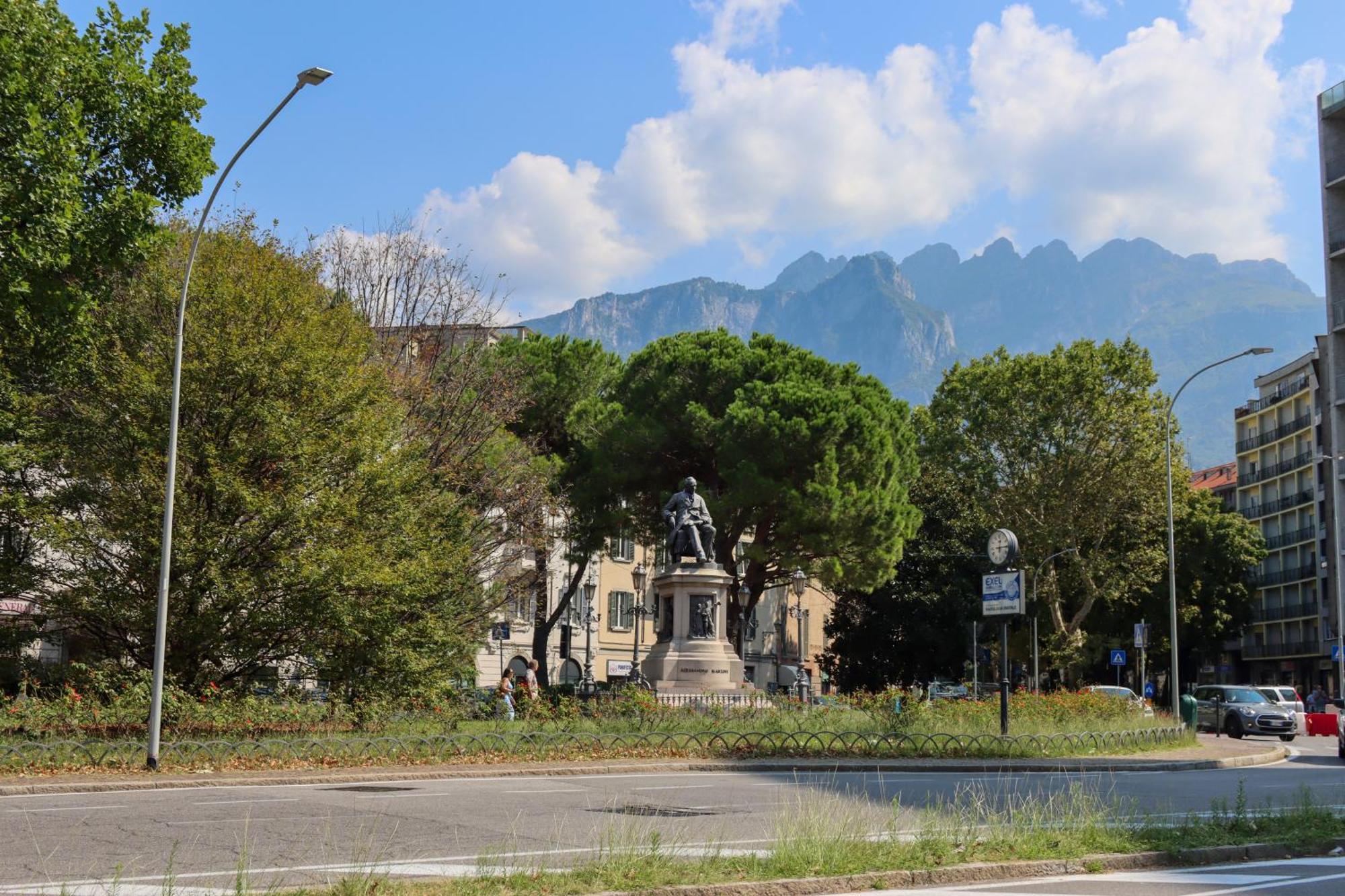 Casa Ardo Wifi & Free Parking In Lecco Center Apartment Luaran gambar